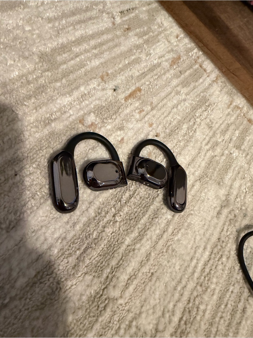 Black Wireless Earbuds Trio with Charging Case - Picture 3 of 6